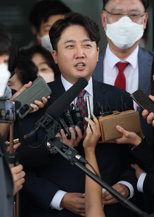 이준석 전 국민의힘 대표가 지난 9월28일 서울 양천구 서울남부지방법원에서 열린 국민의힘 당헌 효력 정지 가처분 심문을 마친 뒤 법원을 나서며 취재진 질문에 답하고 있다.<국회사진기자단·연합뉴스>